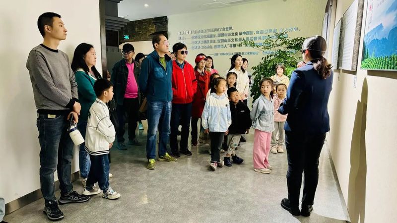 有关于茶香四溢 古韵蒙顶：“故宫贡茶回蒙顶山展”系列活动暨“五·一”群众性文化惠民活动引领潮流！的相关内容(1)