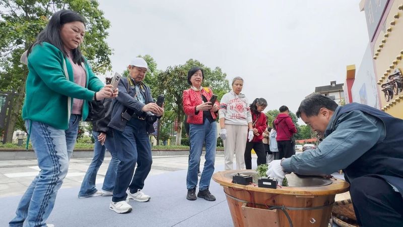 有关于茶香四溢 古韵蒙顶：“故宫贡茶回蒙顶山展”系列活动暨“五·一”群众性文化惠民活动引领潮流！的相关内容(4)